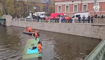 СК: в офисах владельца упавшего с моста в Санкт-Петербурге автобуса прошли обыски
