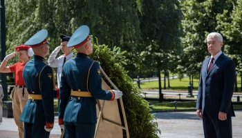 Собянин в канун Дня Победы возложил цветы и венки к Могиле Неизвестного Солдата