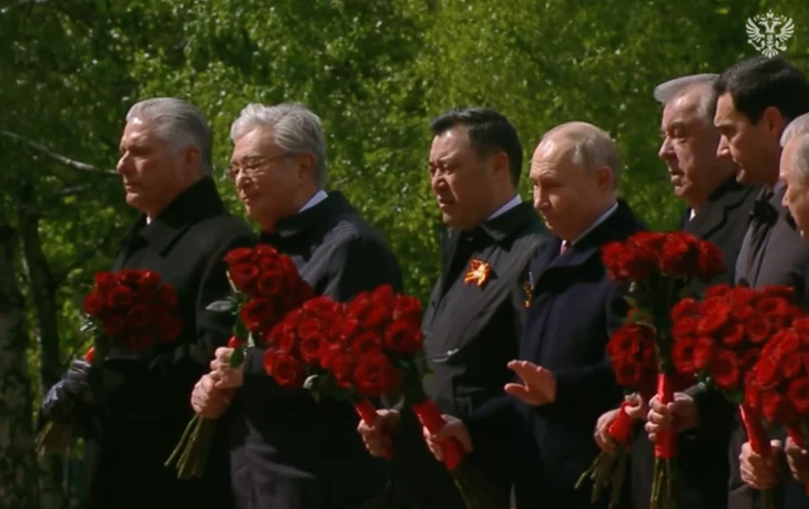 Путин возложил цветы к могиле Неизвестного солдата в Александровском саду