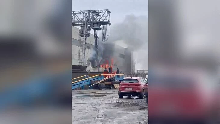 Склад с автозапчастями загорелся в Новосибирске