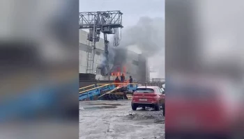 Склад с автозапчастями загорелся в Новосибирске