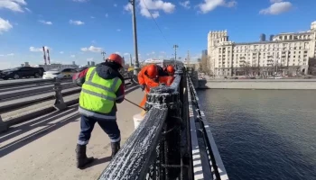 Столичные специалисты очистили Бородинский мост от последствий зимы