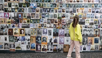 Сотни москвичей стали участниками акции «Стена Памяти» в Музее Победы