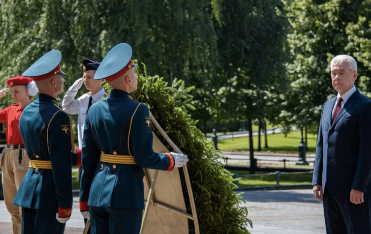 Собянин в канун Дня Победы возложил цветы и венки к Могиле Неизвестного Солдата