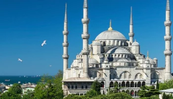 Неизвестный напал с ножом на имама мечети в центре Стамбула