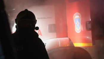 Появились кадры тушения пожара на складе Wildberries в Санкт-Петербурге