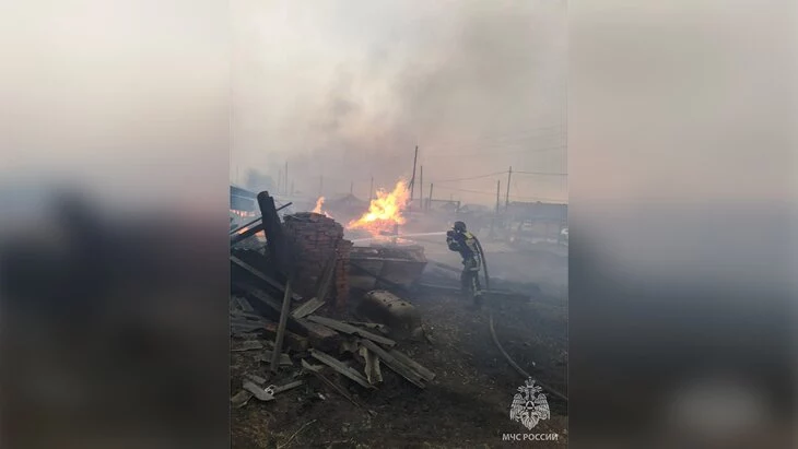 15 городских строений загорелись в Вихоревке Иркутской области после пожара в СНТ