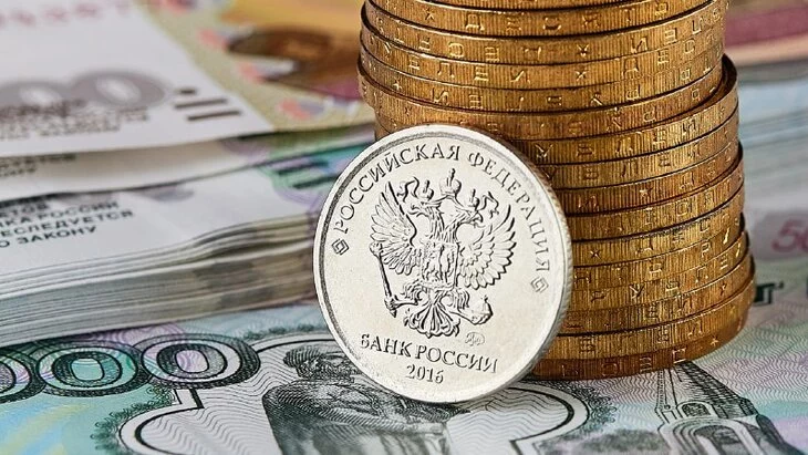 Эксперт назвал католический праздник причиной колебания курса рубля