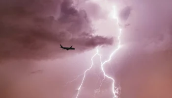 Молния ударила в самолет, летевший в Амстердам