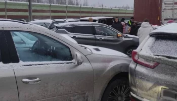 Число столкнувшихся в Новгородской области автомобилей достигло 50