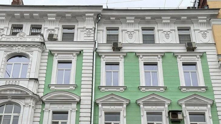 Капремонт 18 домов в зеленых оттенках провели в Москве с начала года