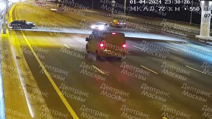 Несколько автомобилей столкнулись на МКАД в районе развязки с улицей Свободы