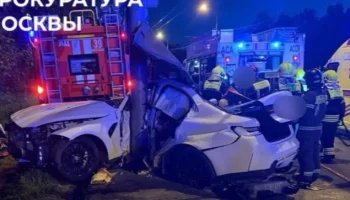 Мужчина на BMW врезался в столб на северо-западе Москвы и погиб