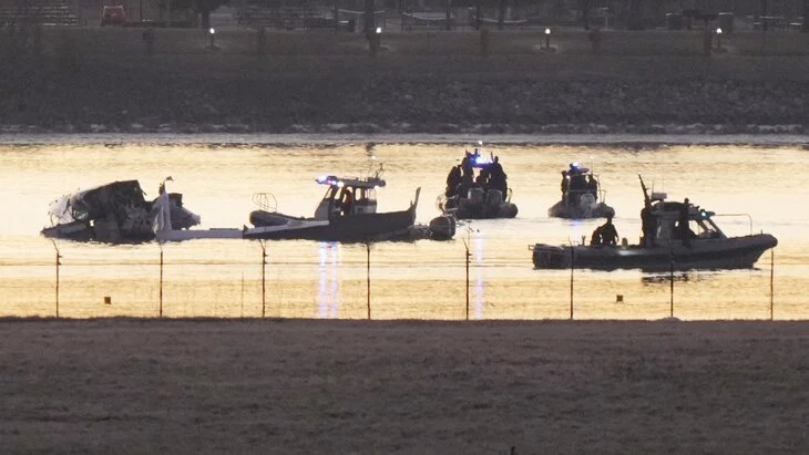 Специалисты еще не нашли черные ящики столкнувшихся в Вашингтоне самолета и вертолета