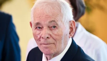 Сергей Собянин поздравил хирурга Леонида Рошаля с днем рождения
