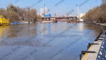 Автомобиль утонул в Москве-реке в районе улицы Затон Новинки Автомобиль утонул в Москве-реке в районе улицы Затон Новинки