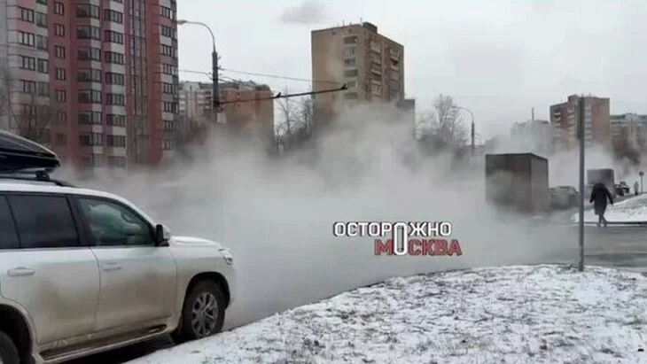 Шесть человек пострадали в результате прорыва трубы на северо-востоке Москвы