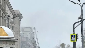 Перекрытия между мансардой и чердаком загорелись в жилом доме на Тверском бульваре