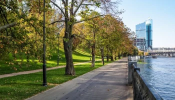 Благоустройство возле причалов Кутузовский и Сити-Багратион завершили в Москве на 95%