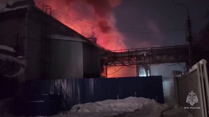 Крупный пожар на площади 2,8 тысячи кв м произошел в Ижевске Крупный пожар на площади 2,8 тысячи кв м произошел в Ижевске
