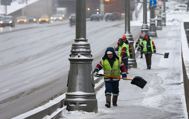 Городские службы ликвидируют последствия снегопада в Москве