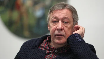 Михаил Ефремов принес букет роз на могилу отца на Новодевичьем кладбище