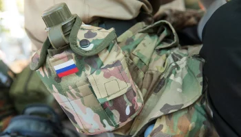 Открытка школьницы из Москвы со словом &laquo;Живи&raquo; стала талисманом для героя СВО