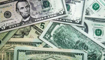 Внебиржевой курс доллара упал ниже 71 рубля впервые с 2023 года