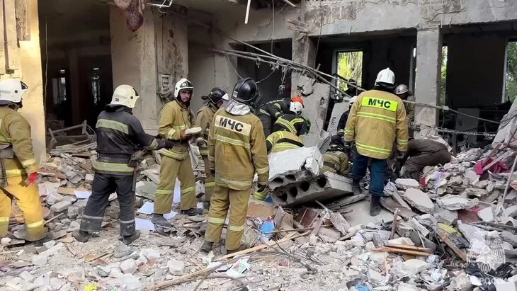 Спасательные работы завершены на месте обстрела жилого дома в Луганске Спасательные работы завершены на месте обстрела жилого дома в Луганске