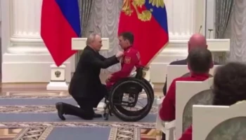 Путин встал на колено, награждая двукратного паралимпийского чемпиона Голубкова