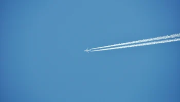 Двигатель пассажирского самолета Boeing взорвался в воздухе над Нигерией Двигатель пассажирского самолета Boeing взорвался в воздухе над Нигерией