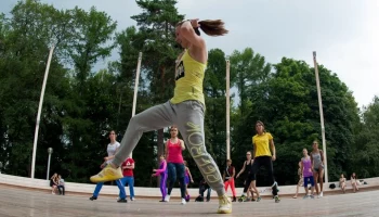 Несколько видов танцев можно разучить на набережных Москвы