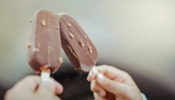 Россиянка получила химический ожог из‑за попытки открыть мороженое зубами