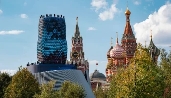 Достопримечательность &laquo;Матрешка Москвы&raquo; в парке &laquo;Зарядье&raquo; переходит на летний режим работы