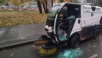 Автомобилист разбил стекло коммунальной машины на улице Авиаторов в Москве