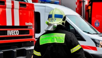 Кровля частично обрушилась в горящем здании на юго-востоке Москвы