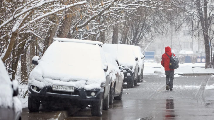 Городские службы мониторят состояние дорог в Москве из-за начавшегося снегопада Городские службы мониторят состояние дорог в Москве из-за начавшегося снегопада