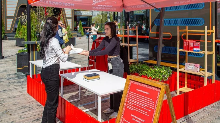 Тысячи вещей обменяли гости "Пасхального дара" в рамках проекта "Дари и получай" в Москве Тысячи вещей обменяли гости "Пасхального дара" в рамках проекта "Дари и получай" в Москве