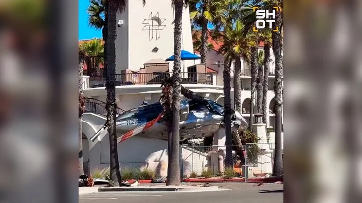 Вертолет рухнул на пляже в Калифорнии Вертолет рухнул на пляже в Калифорнии