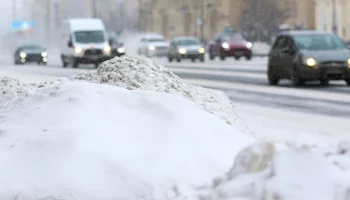 Водителей призвали пользоваться городским транспортом из-за снегопада в Москве