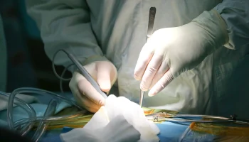 Московские врачи прооперировали девушку, которую пытался убить ее бывший парень