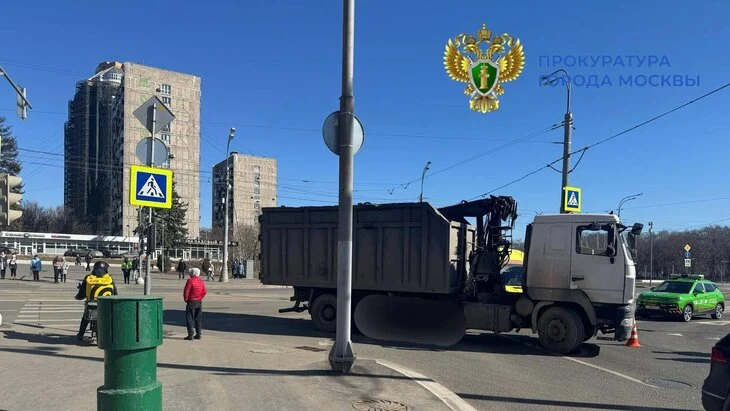 Грузовик насмерть сбил ребенка на Михалковской улице в Москве Грузовик насмерть сбил ребенка на Михалковской улице в Москве