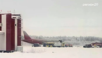 Самолет выкатился за пределы взлетно-посадочной полосы в аэропорту Архангельска