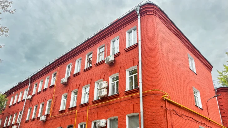 В Басманном районе подходит к концу капитальный ремонт дома в эклектичном стиле В Басманном районе подходит к концу капитальный ремонт дома в эклектичном стиле