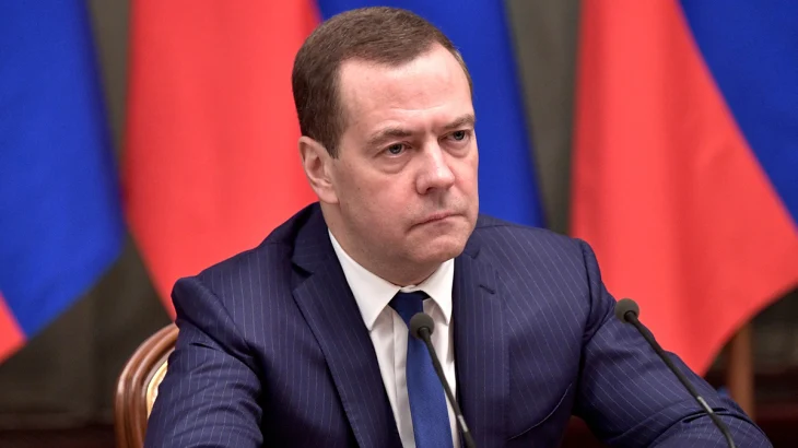 Медведев прокомментировал возмущение Мерца из-за визита Шредера в Россию Медведев прокомментировал возмущение Мерца из-за визита Шредера в Россию