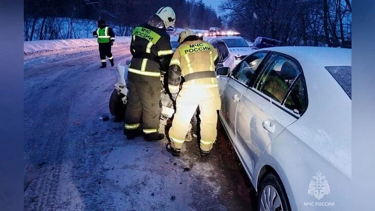 Школьный автобус и два легковых автомобиля столкнулись в Барнауле Школьный автобус и два легковых автомобиля столкнулись в Барнауле