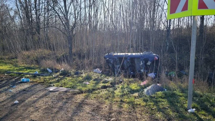 Три человека погибли при столкновении легковушек в Крыму