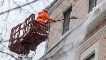Крыши домов в Москве начнут очищать после снижения интенсивности снегопада Крыши домов в Москве начнут очищать после снижения интенсивности снегопада