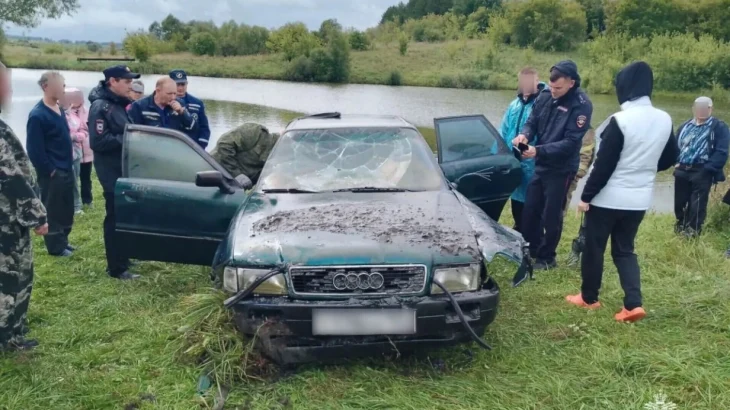 Спасатели достали из пруда в Нижегородской области автомобиль с телом мужчины Спасатели достали из пруда в Нижегородской области автомобиль с телом мужчины