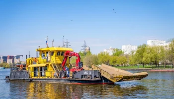 Коммунальный флот собрал 390 тонн мусора в Москве с начала летней навигации